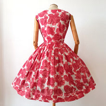 Carica l&#39;immagine nel visualizzatore di Gallery, 1950s 1960s - Gorgeous Satin Roseprint Dress - W27 (68cm)
