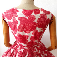 Carica l&#39;immagine nel visualizzatore di Gallery, 1950s 1960s - Gorgeous Satin Roseprint Dress - W27 (68cm)
