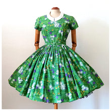 Laden Sie das Bild in den Galerie-Viewer, 1950s 1960s - Stunning Floral Garden Cotton Dress - W27.5 (70cm)
