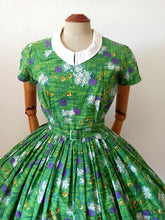 Laden Sie das Bild in den Galerie-Viewer, 1950s 1960s - Stunning Floral Garden Cotton Dress - W27.5 (70cm)
