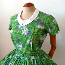 Cargar imagen en el visor de la galería, 1950s 1960s - Stunning Floral Garden Cotton Dress - W27.5 (70cm)
