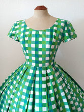 Laden Sie das Bild in den Galerie-Viewer, 1950s 1960s - Adorable Green Checked Cotton Dress - W27 (68.5cm)
