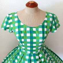 Laden Sie das Bild in den Galerie-Viewer, 1950s 1960s - Adorable Green Checked Cotton Dress - W27 (68.5cm)
