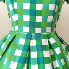 Laden Sie das Bild in den Galerie-Viewer, 1950s 1960s - Adorable Green Checked Cotton Dress - W27 (68.5cm)
