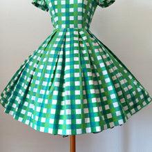 Laden Sie das Bild in den Galerie-Viewer, 1950s 1960s - Adorable Green Checked Cotton Dress - W27 (68.5cm)
