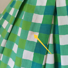 Laden Sie das Bild in den Galerie-Viewer, 1950s 1960s - Adorable Green Checked Cotton Dress - W27 (68.5cm)
