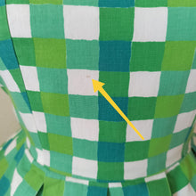 Laden Sie das Bild in den Galerie-Viewer, 1950s 1960s - Adorable Green Checked Cotton Dress - W27 (68.5cm)
