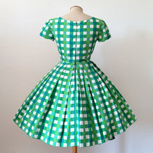 Laden Sie das Bild in den Galerie-Viewer, 1950s 1960s - Adorable Green Checked Cotton Dress - W27 (68.5cm)
