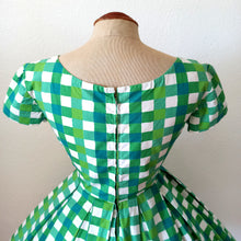 Laden Sie das Bild in den Galerie-Viewer, 1950s 1960s - Adorable Green Checked Cotton Dress - W27 (68.5cm)
