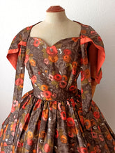 Laden Sie das Bild in den Galerie-Viewer, 1950s - Outstanding Silky Cotton Couture Dress - W29 (74cm)
