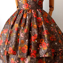 Laden Sie das Bild in den Galerie-Viewer, 1950s - Outstanding Silky Cotton Couture Dress - W29 (74cm)
