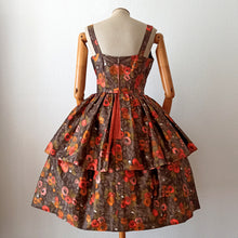 Laden Sie das Bild in den Galerie-Viewer, 1950s - Outstanding Silky Cotton Couture Dress - W29 (74cm)
