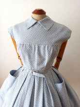 Cargar imagen en el visor de la galería, 1950s - MARIE BONHEUR, Paris - Adorable Pockets Dress - W24 (62cm)
