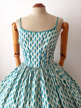 Charger l&#39;image dans la galerie, 1950s - Stunning British Spaghetti Straps Floral Dress - W26 (66cm)
