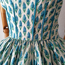 Cargar imagen en el visor de la galería, 1950s - Stunning British Spaghetti Straps Floral Dress - W26 (66cm)
