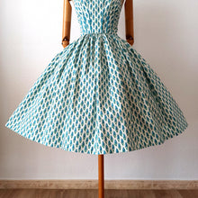 Laden Sie das Bild in den Galerie-Viewer, 1950s - Stunning British Spaghetti Straps Floral Dress - W26 (66cm)
