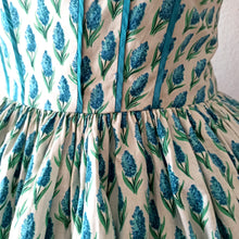 Cargar imagen en el visor de la galería, 1950s - Stunning British Spaghetti Straps Floral Dress - W26 (66cm)
