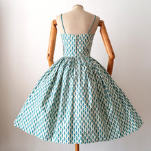 Laden Sie das Bild in den Galerie-Viewer, 1950s - Stunning British Spaghetti Straps Floral Dress - W26 (66cm)
