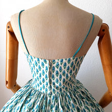 Charger l&#39;image dans la galerie, 1950s - Stunning British Spaghetti Straps Floral Dress - W26 (66cm)
