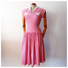 Laden Sie das Bild in den Galerie-Viewer, 1940s - Iconic Candy Pink Stripes Cotton Dress - W30 (76cm)
