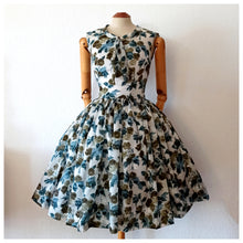 Laden Sie das Bild in den Galerie-Viewer, 1950s - Stunning Roseprint Satin Dress- W28 (72cm)
