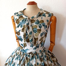 Laden Sie das Bild in den Galerie-Viewer, 1950s - Stunning Roseprint Satin Dress- W28 (72cm)
