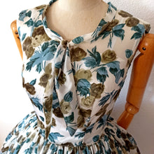 Laden Sie das Bild in den Galerie-Viewer, 1950s - Stunning Roseprint Satin Dress- W28 (72cm)
