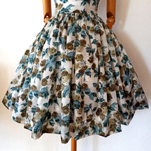 Laden Sie das Bild in den Galerie-Viewer, 1950s - Stunning Roseprint Satin Dress- W28 (72cm)
