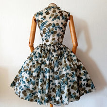 Cargar imagen en el visor de la galería, 1950s - Stunning Roseprint Satin Dress- W28 (72cm)
