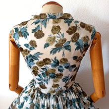 Laden Sie das Bild in den Galerie-Viewer, 1950s - Stunning Roseprint Satin Dress- W28 (72cm)
