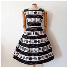 Charger l&#39;image dans la galerie, 1950s - BERLINER ERZEUGNIS, Berlin - Stunning Black &amp; White Dress - W30 (76cm)
