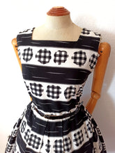 Charger l&#39;image dans la galerie, 1950s - BERLINER ERZEUGNIS, Berlin - Stunning Black &amp; White Dress - W30 (76cm)
