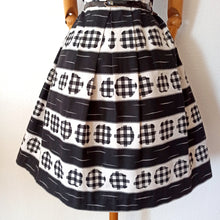 Charger l&#39;image dans la galerie, 1950s - BERLINER ERZEUGNIS, Berlin - Stunning Black &amp; White Dress - W30 (76cm)
