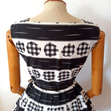 Charger l&#39;image dans la galerie, 1950s - BERLINER ERZEUGNIS, Berlin - Stunning Black &amp; White Dress - W30 (76cm)
