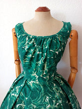 Laden Sie das Bild in den Galerie-Viewer, 1950s 1960s - Gorgeous Green Roseprint Cotton Dress - W27 (68.5cm)
