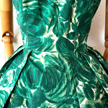 Laden Sie das Bild in den Galerie-Viewer, 1950s 1960s - Gorgeous Green Roseprint Cotton Dress - W27 (68.5cm)
