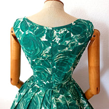 Laden Sie das Bild in den Galerie-Viewer, 1950s 1960s - Gorgeous Green Roseprint Cotton Dress - W27 (68.5cm)
