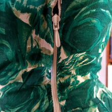 Charger l&#39;image dans la galerie, 1950s 1960s - Gorgeous Green Roseprint Cotton Dress - W27 (68.5cm)
