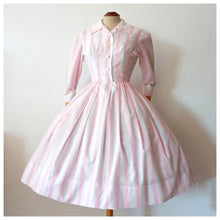 Cargar imagen en el visor de la galería, 1950s - J. TIKTINER, France - Adorable Pink Stripes Summer Dress - W24 (62cm)
