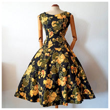 Cargar imagen en el visor de la galería, 1950s - Spectacular Black Floral Cotton Dress - W28 (72cm)
