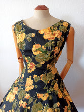 Cargar imagen en el visor de la galería, 1950s - Spectacular Black Floral Cotton Dress - W28 (72cm)
