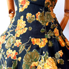 Cargar imagen en el visor de la galería, 1950s - Spectacular Black Floral Cotton Dress - W28 (72cm)
