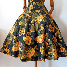 Cargar imagen en el visor de la galería, 1950s - Spectacular Black Floral Cotton Dress - W28 (72cm)
