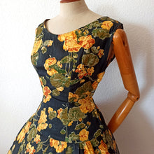 Cargar imagen en el visor de la galería, 1950s - Spectacular Black Floral Cotton Dress - W28 (72cm)
