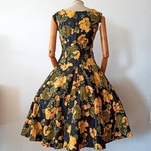 Cargar imagen en el visor de la galería, 1950s - Spectacular Black Floral Cotton Dress - W28 (72cm)
