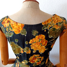 Cargar imagen en el visor de la galería, 1950s - Spectacular Black Floral Cotton Dress - W28 (72cm)
