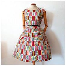 Laden Sie das Bild in den Galerie-Viewer, 1950s - HG SEDUCTA, UK - Lovely Colorful Rayon Dress - W32 (82cm)
