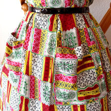 Laden Sie das Bild in den Galerie-Viewer, 1950s - HG SEDUCTA, UK - Lovely Colorful Rayon Dress - W32 (82cm)
