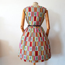 Laden Sie das Bild in den Galerie-Viewer, 1950s - HG SEDUCTA, UK - Lovely Colorful Rayon Dress - W32 (82cm)
