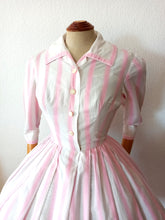 Cargar imagen en el visor de la galería, 1950s - J. TIKTINER, France - Adorable Pink Stripes Summer Dress - W24 (62cm)
